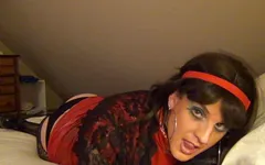 穿着红色乳胶连衣裙的挑逗