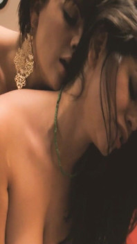Adegan 2_lesbians cewek rambut cokelat dengan pantat bahenol ini suka banget dientot pakai strap-on baru