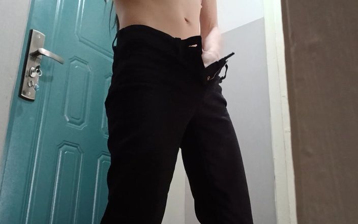 Lesbian-candys: Morena flaca sexy en jeans ajustados se masturba el coño...