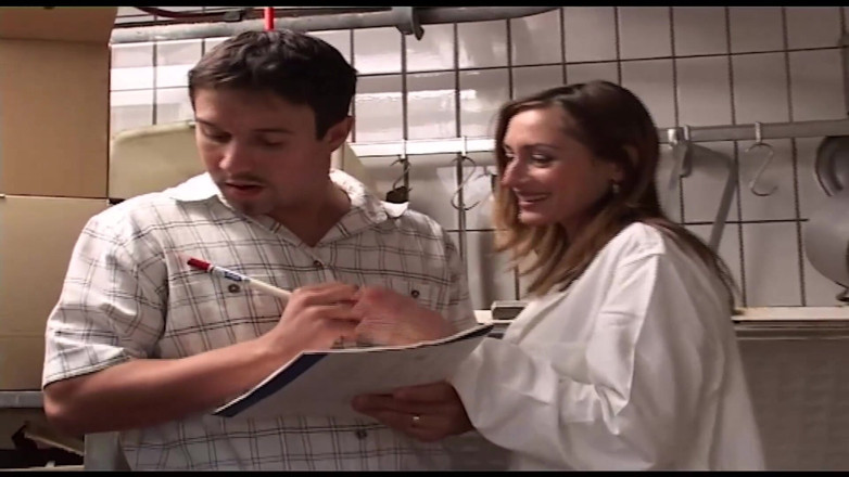 Muschi movie official: Une cuisine sexy se fait prendre en levrette dans la...