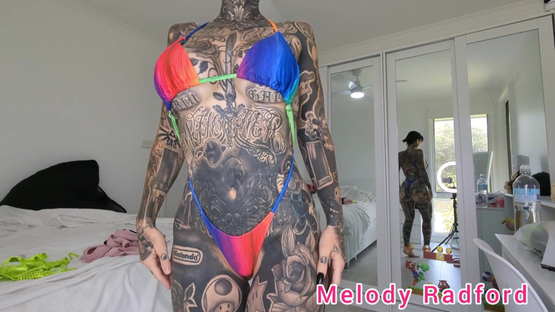 Melody Radford: ลองบิกินี่จิ๋วผิวงูเหลืองบน Haul Melody Radford