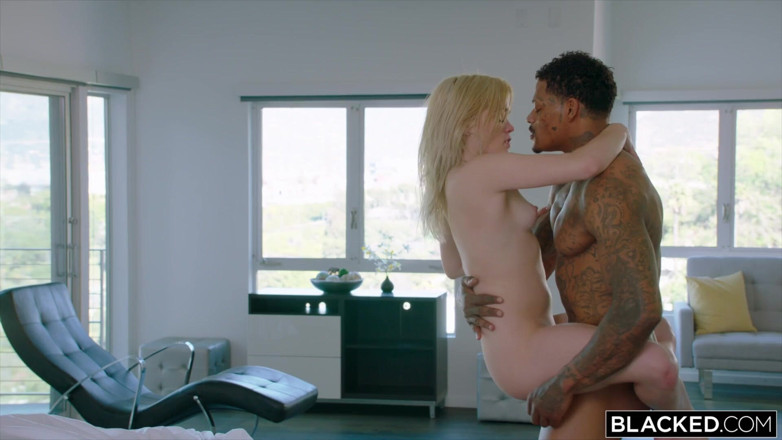 Blacked: Blacked questa ragazza flessibile viene dominata da un forte stallone...