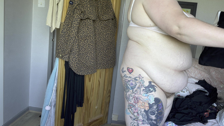 barefootongrass: Real amadora gordinha com tatuagens experimenta sutiãs e vestidos para...