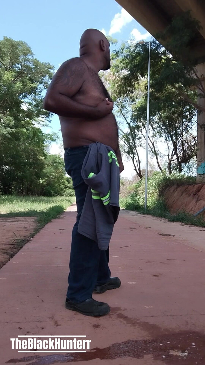 TheBlacKHunterr: En la calle y desnudándose