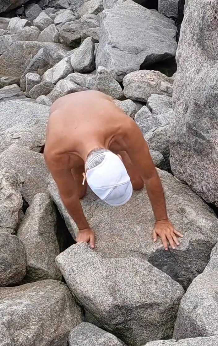 Ladysilvas: Ladysilva telanjang di pamer pantat kecokelatannya dengan garis kecokelatan