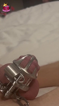 Sudut pandangan pertama cuckold kesucian menonton 4 orgasme dengan dildo baru saya