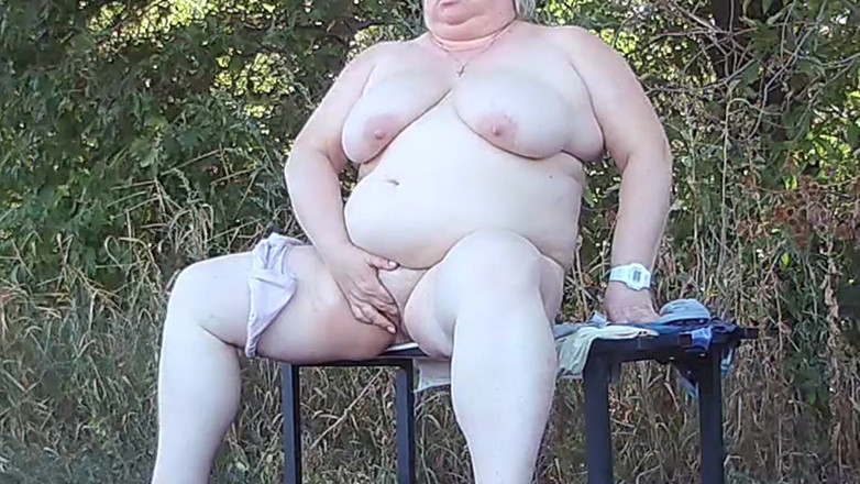 Zona901: Une amie dans le parc se déshabille et se masturbe...