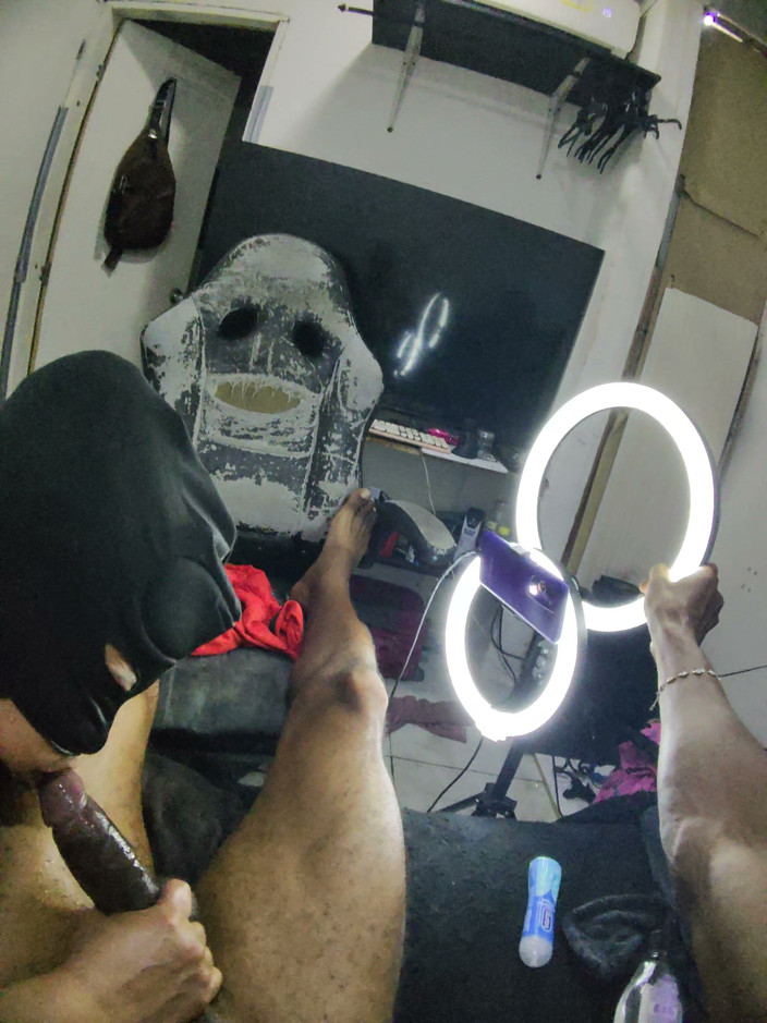 Cum-lobian dickdrainers: หน้ากากดําแชมป์คอ 2