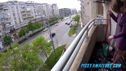 Pissy Amateurs: 발코니에서 오줌 싸기