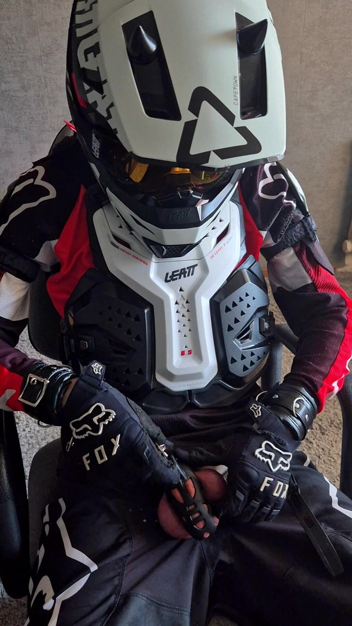 Sneakersmax98: Der süße Biker wurde sechs Tage lang eingesperrt.