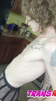 Trans spolubydlící Cassie Cummings a Kelly Lovely mají sex v kuchyni
