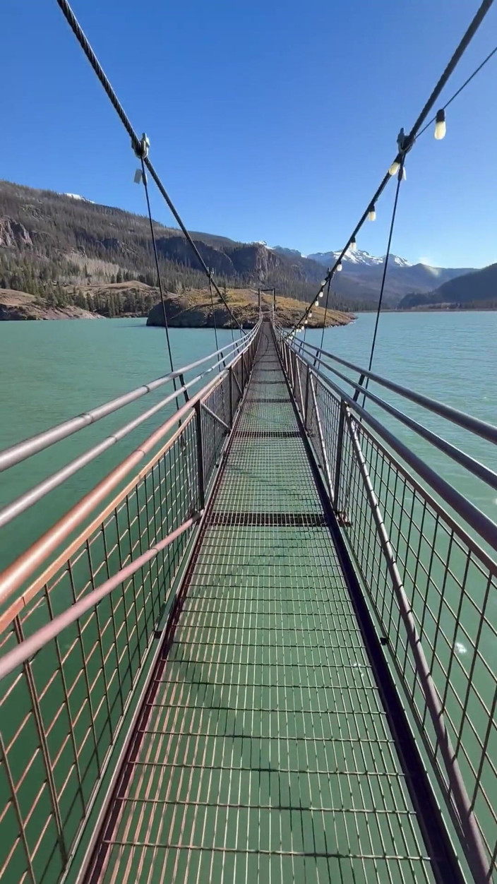 Dahlia Wolf: Фут фетиш, переправа на мосту на відкритому повітрі