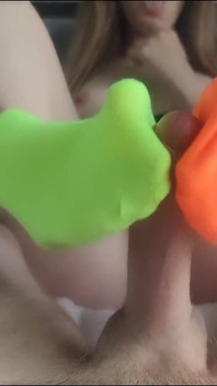 Mes Pieds Sont Dans Des Chaussettes Colorées Dépareillées Pour Le Plaisir - Sockjob Sexy