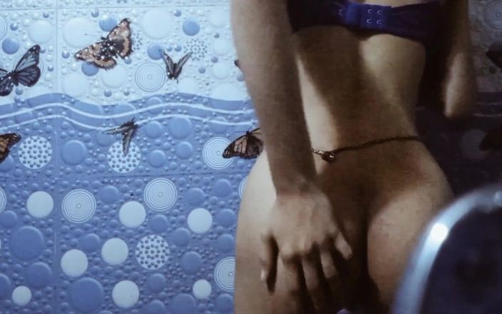Priormaya: Ragazza indiana in bagno ditalino si masturba