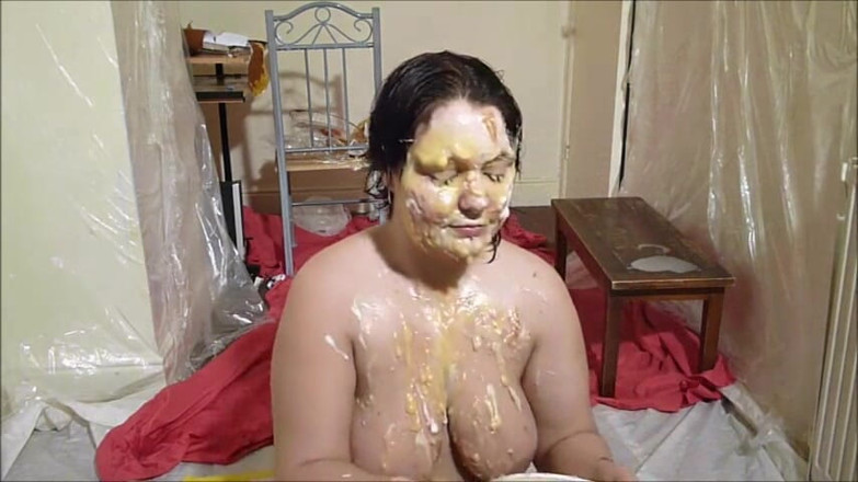 Gunked up girls: Steph, a gata da torta