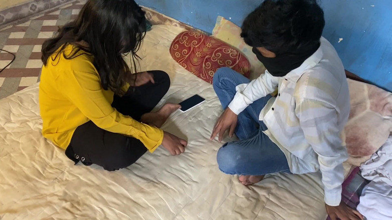 Indian Teen Girl's: Venkovní sex nevlastního bratra a nevlastní sestry za dveřmi Romantika...