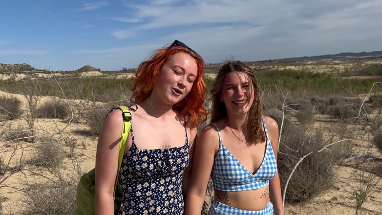 Sheryl X Sinclair: Esclusivo: due ragazze che camminano nude fuori nelle converse!