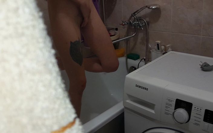 Lesbian-illusion: 我在浴室里偷窥我的年轻继妹并撸管
