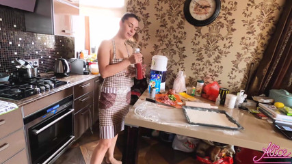 Alice KellyXXX: Hot girl demonstrate perfect boobs and ass during cooking