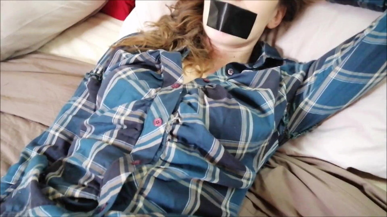 Yvonne: Štědrý den: První část masturbuje doma se svázanými nohama