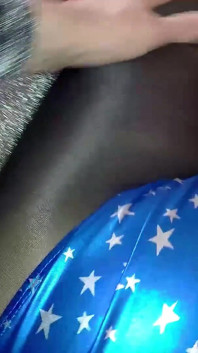 Sonya Durganova dalam pantyhose nilon hitam tertanya-tanya