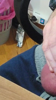 Handjob ayam yang bagus dengan bola besar