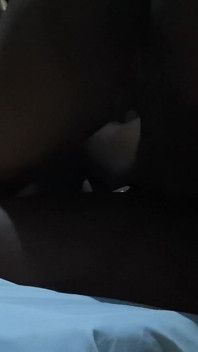 Ela disse por favor, me fode profundo e duro e eu dou a ela quente