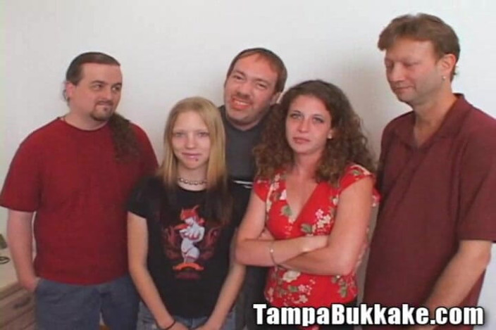 Tampa Bukkake: Dos chicas universitarias intercambian esperma gangbang con pequeñas tetas, perra...