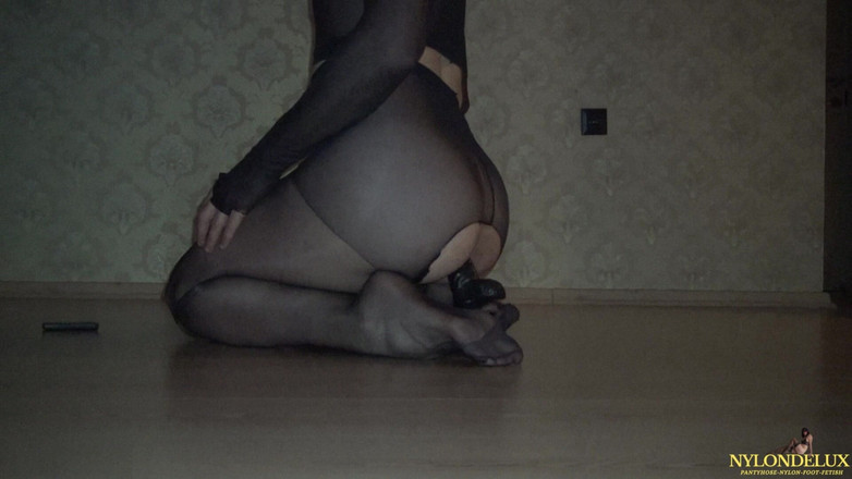 Nylondelux: ナイロンの足にアナルライディングで精液を