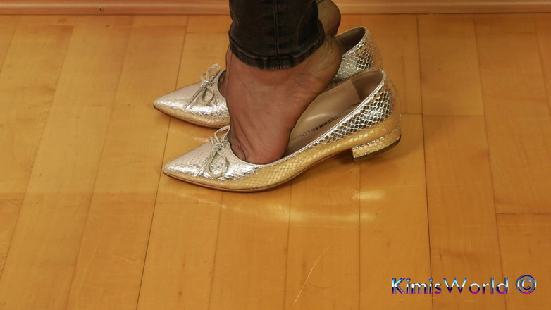 KimisWorld: Asmr Naillon Footsteps - Shiny Flats Lovirea pe podea din lemn 