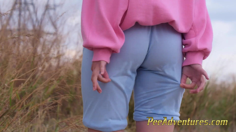 Pee Adventures: Писаю її одяг, коли вона вийшла на пробіжку