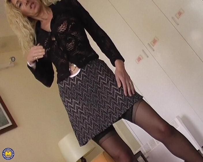 Mature NL: Kinky Mama Playing with Her Daily Dose of Vitamines