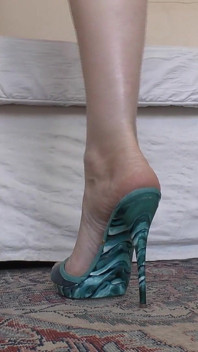 High heels goddess zeigt ihre sexy aqua-pantoletten
