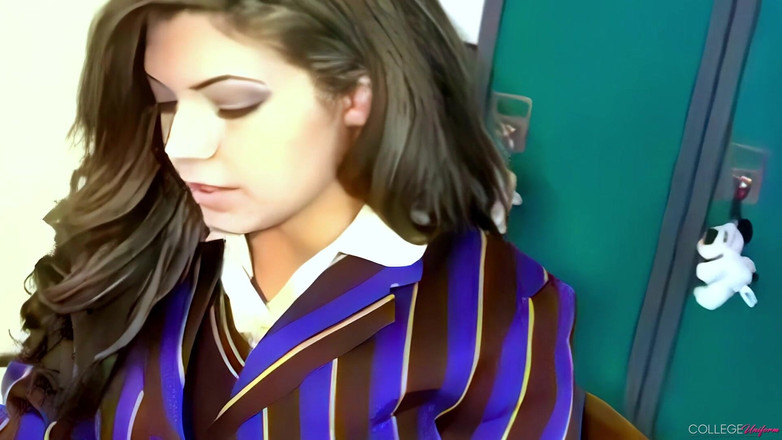 College Uniform: Samantha Buxton कक्षा सामंथा बक्सटन की विशेषता है