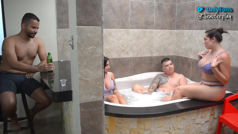 Jenifer Play: 两对夫妇在swagger俱乐部做爱和交换 - Sara Blonde和jenifer玩耍