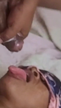 Si Dia memancut dengan sangat sedap pada lidah saya, saya mengambil semuanya tanpa membazirkan titisan