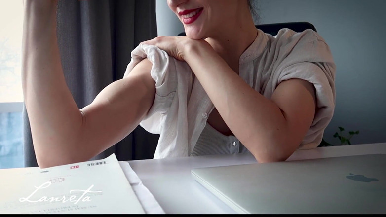 Lanreta: Office muscle show for the coworker