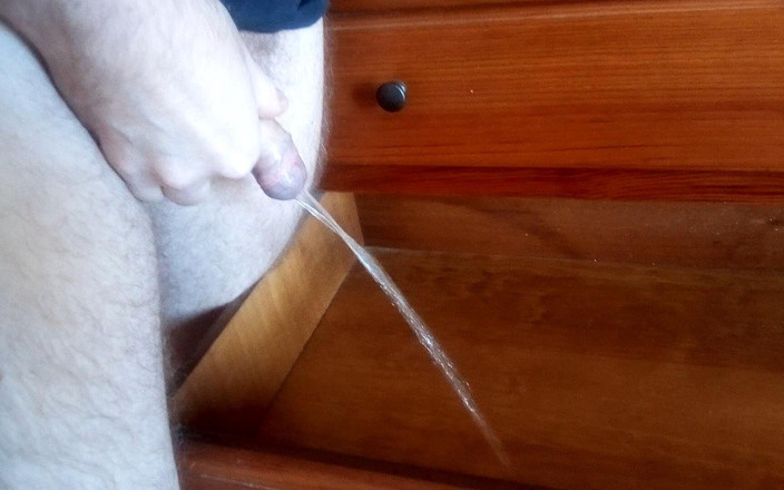 Sex hub male: John sta pisciando tutto nel cassetto