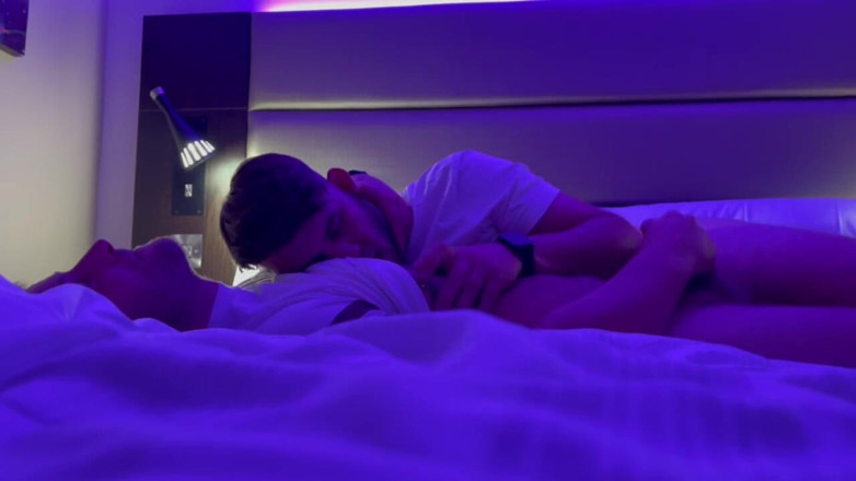 GlennandSonny: Udělala mu dobře hra s bradavkami