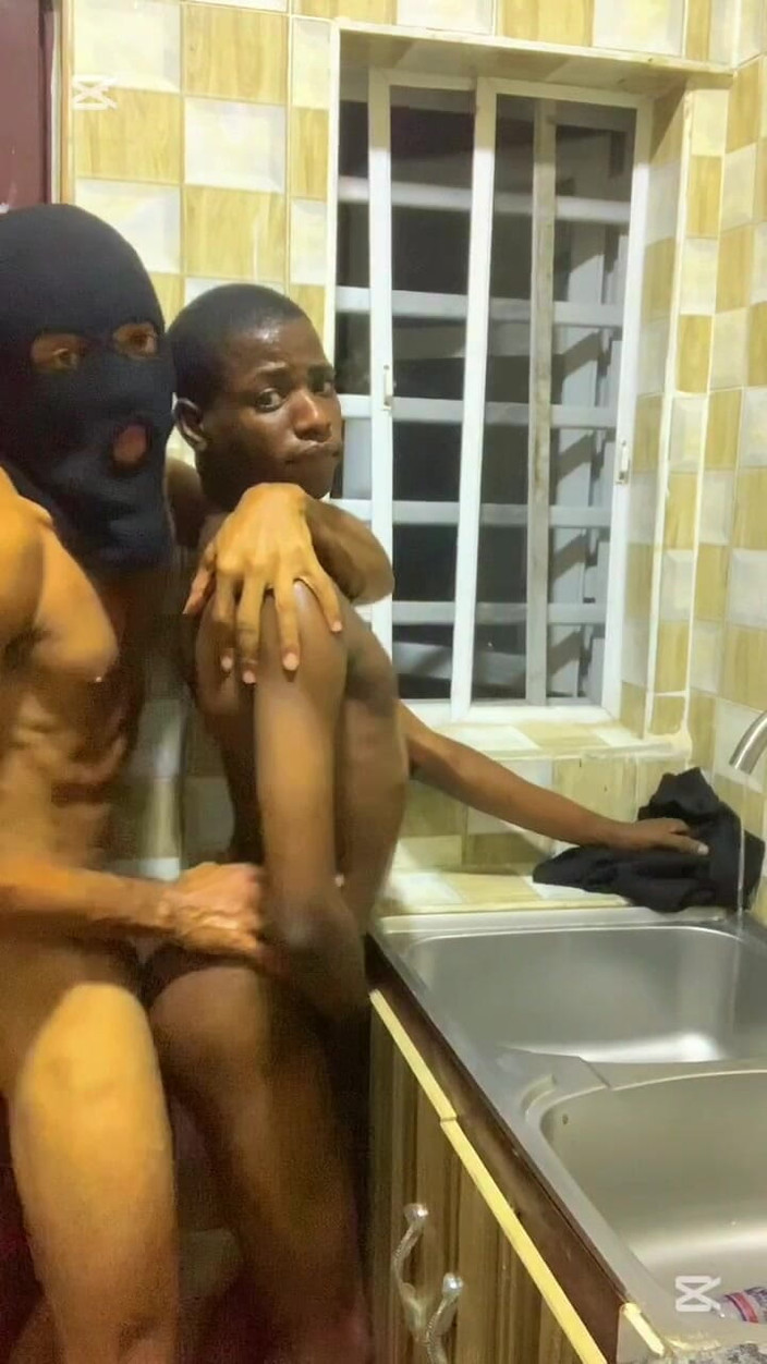 Big_brown: Beklenmedik eğlence zamanı, mutfakta heteroseksüel arkadaş tarafından sikiliyor