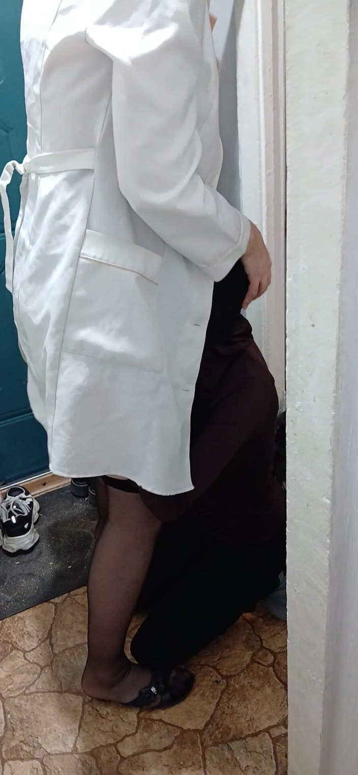 Lesbian-illusion: Dokter lesbian seksi crot di mulut pasiennya
