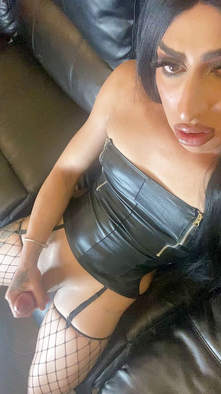 Lottie: 变性人/人妖手淫并高潮，穿着皮衣说淫荡话