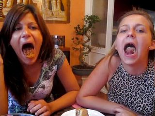 Solo Austria: Melady y Cindy comiendo