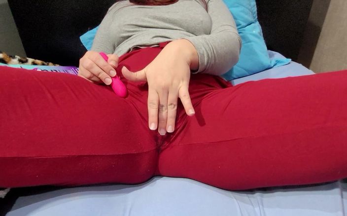 Sophie HelenAss: Ateşli kızın mastürbasyonu yapay penisiyle pantolonunu bulıyor!