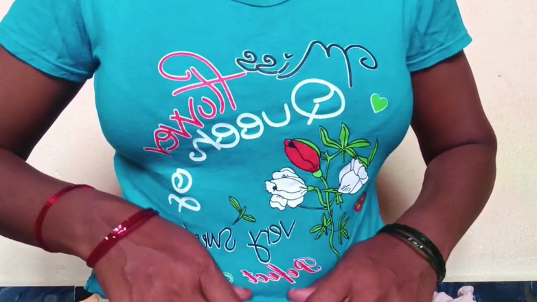 Ammukutty88: アムがオイルマッサージで胸を見せる