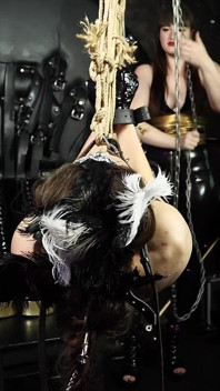 Intensives Bastinado: Göttin Vivienne L'amour transformiert sklavin Milas Sohlen ihrer Füße in Hupen und verdient ihre stiefel