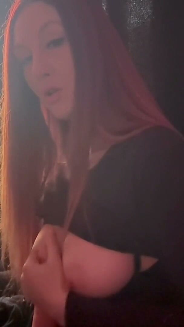 Artemisia Love: Artemisia最爱性感的吸烟恋物癖表演，玩弄她最喜欢的假阳具