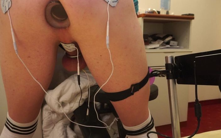 Chastitybeltboy: Femboy dans la chasteté et machine à baiser estim