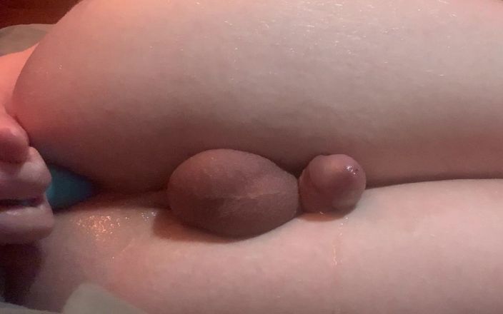 Brashen: Femboy Twink neukt sperma uit zichzelf