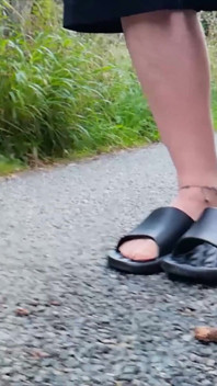 Pés de nylon dão um passeio na natureza